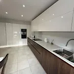 Апартаменты Family Friendly Flat Steps From The Zoo *